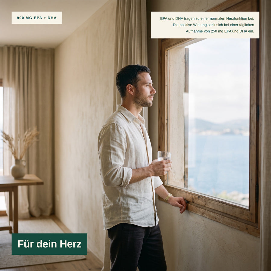 Mann mit Wasserglas am Fenster – EPA und DHA tragen zu einer normalen Herzfunktion bei