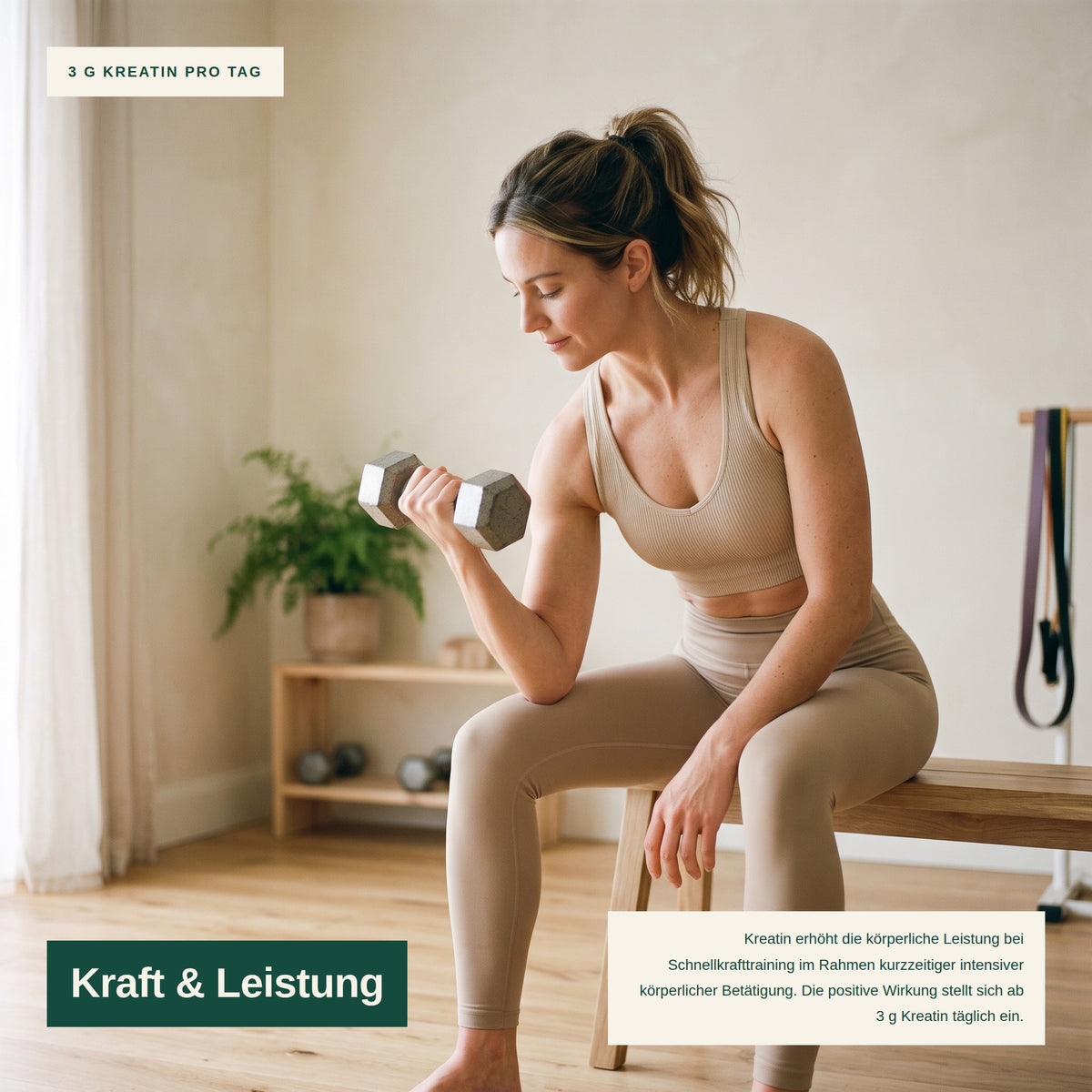 Frau trainiert mit Kurzhantel – Kreatin erhöht die Leistung bei Schnellkrafttraining ab 3 g täglich