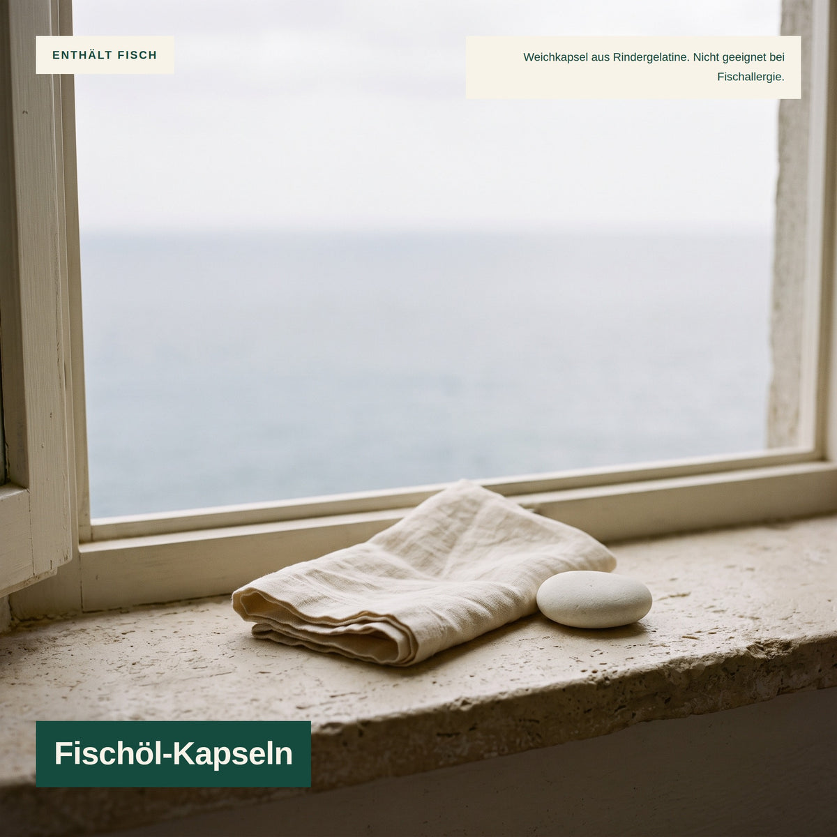 Leinentuch auf Fensterbank mit Meerblick – Omega-3 Kapseln enthalten Fisch, Kapselhülle aus Rindergelatine