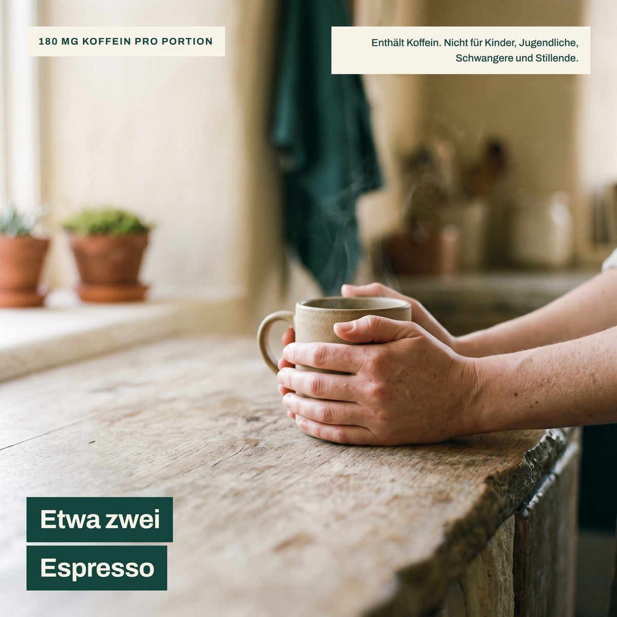 Hände um eine Tasse am Morgen – NervaraLab Energie Komplex mit 180 mg Koffein pro Tagesportion