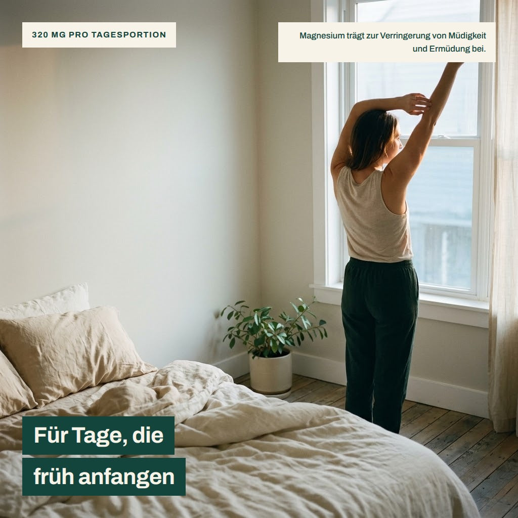 Frau streckt sich morgens am Fenster – NervaraLab Magnesium Bisglycinat mit 320 mg Magnesium pro Tagesportion