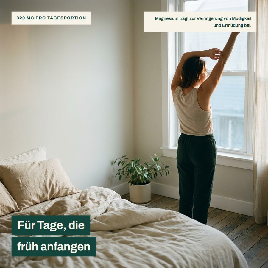 Frau streckt sich morgens am Fenster – NervaraLab Magnesium Bisglycinat mit 320 mg Magnesium pro Tagesportion