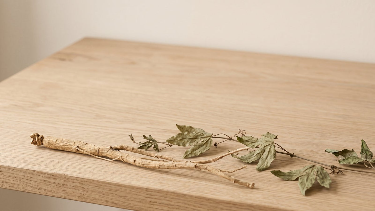 Getrocknete Eleutherococcus-Wurzel und Passionsblumenkraut auf Eichenholz
