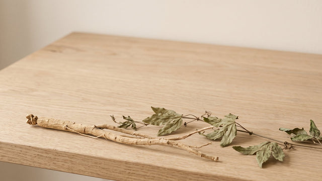 Getrocknete Eleutherococcus-Wurzel und Passionsblumenkraut auf Eichenholz