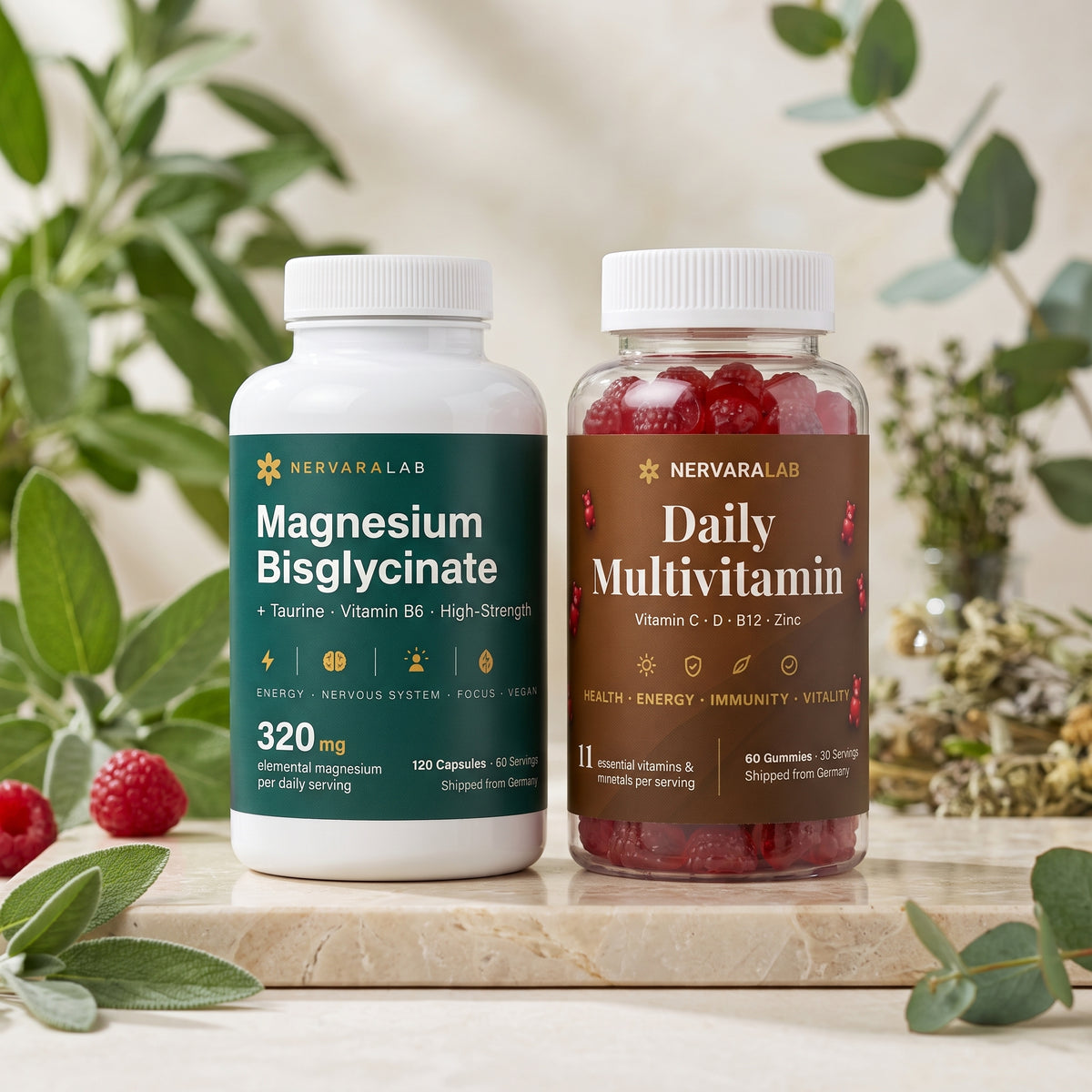 Basis-Set von NervaraLab – Dosen Magnesium Bisglycinat und Daily Multivitamin Gummies nebeneinander, umgeben von Himbeeren und Grünpflanzen