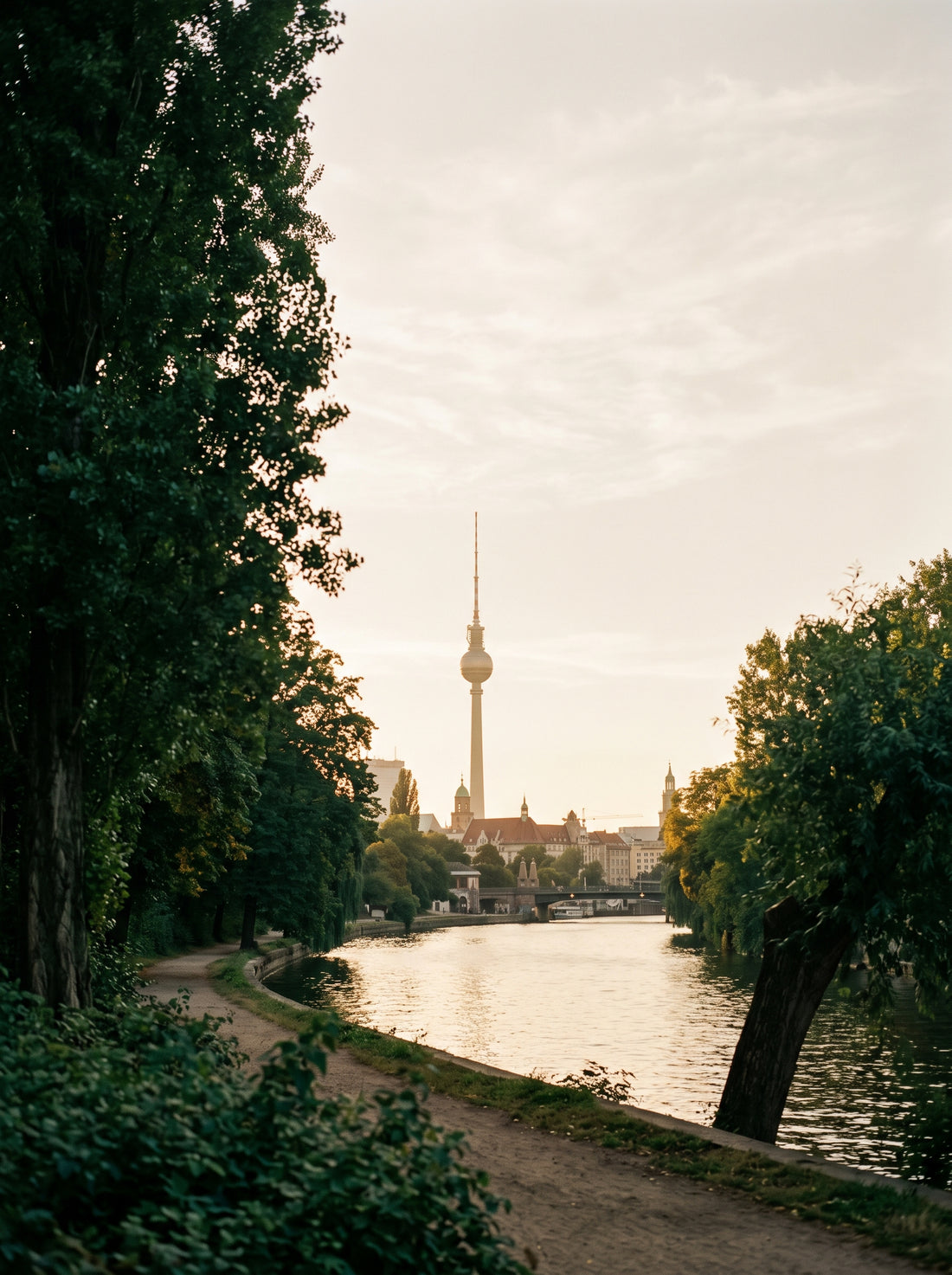 Berliner Fernsehturm und Spree im warmen Abendlicht – Heimat von NervaraLab