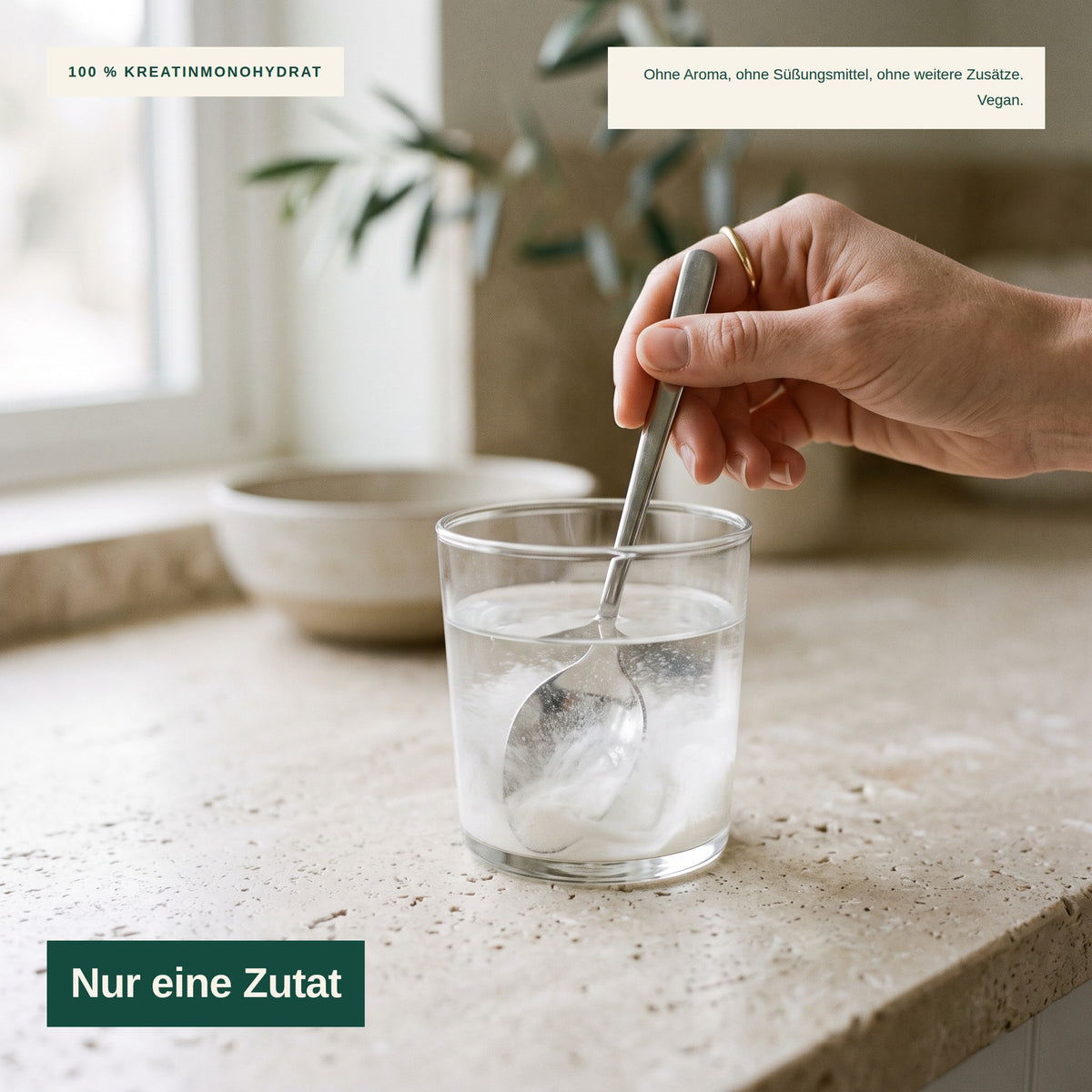 Kreatinpulver wird in ein Glas Wasser eingerührt – 100 % Kreatinmonohydrat ohne Zusätze