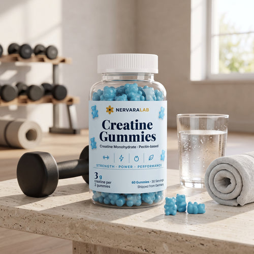 NervaraLab Kreatin Gummies Dose auf hellem Stein – 3 g Kreatin pro 2 Gummies