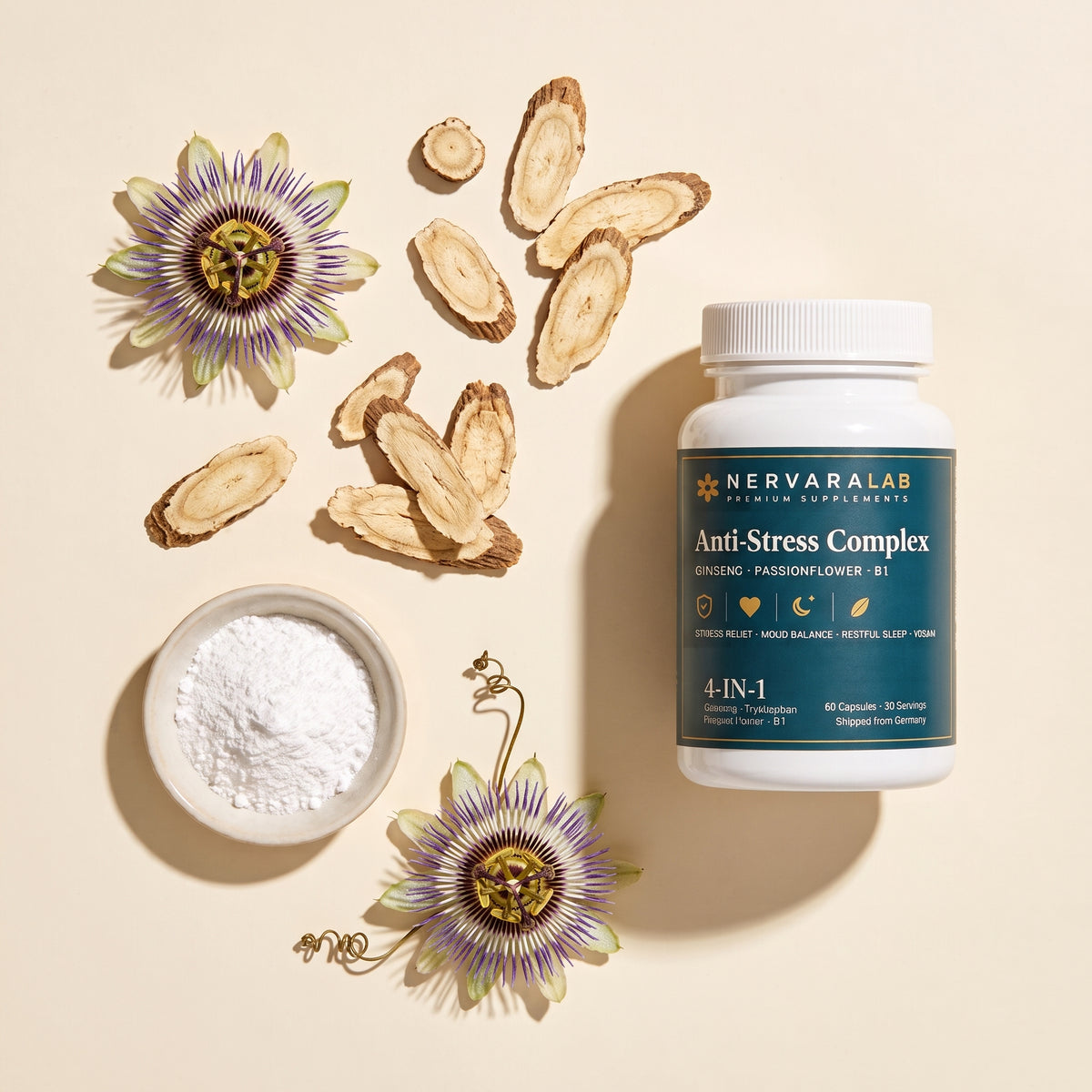 Dose NervaraLab Anti-Stress Komplex mit getrockneten Ginsengwurzel-Scheiben, Passionsblumen und Pulver – Flatlay der Zutaten